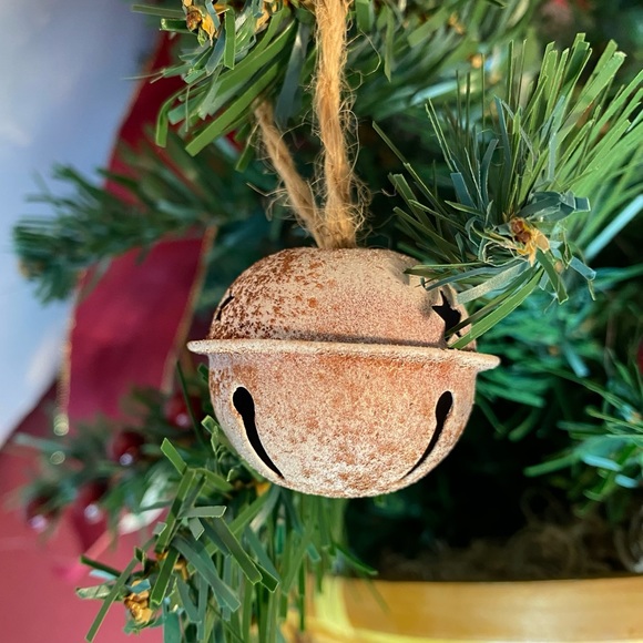 NEW Gnome in a Natural Wicker Basket w/ LED Fairy Lights & Artificial Evergreens - Picture 10 of 14